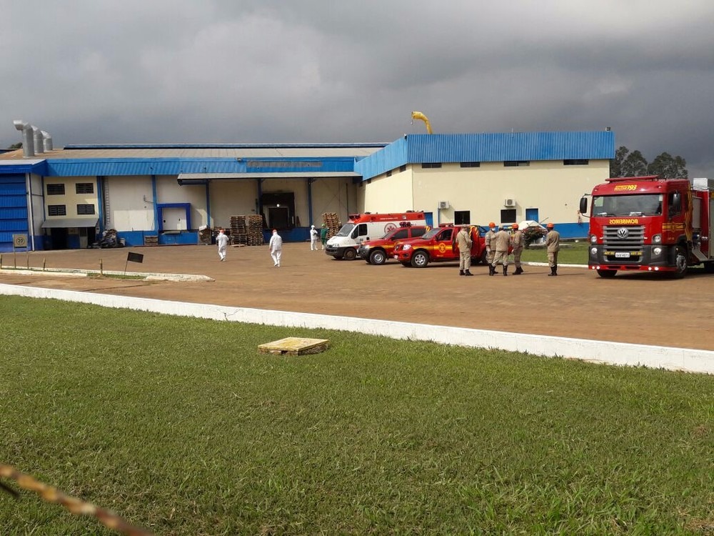 JBS dá férias coletivas de 30 dias para funcionários da unidade de Ponta Porã Unidade da JBS em Ponta Porã teve vazamento de amônia no fim do mês de maio (Foto: Carlos da Cruz)