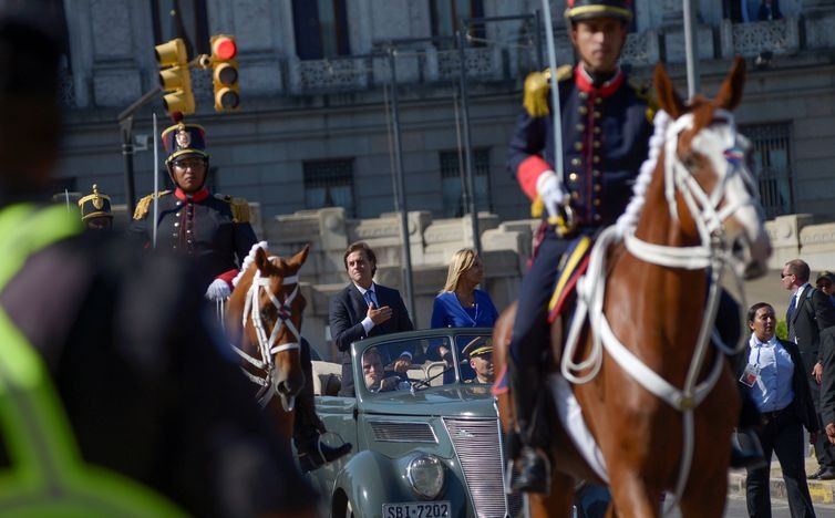 Antes de ser empossado, Lacalle Pou desfilou em carro aberto pelas ruas de Montevidéu  Reuters/Andres Cuenca Olaondo/Direitos Reservados