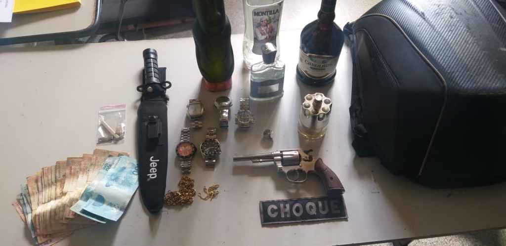 Quadrilha que furtou 3 condomínios de luxo lucrou ao vender joias e até carro foi comprado Objetos encontrados com o grupo. (Foto: Divulgação)