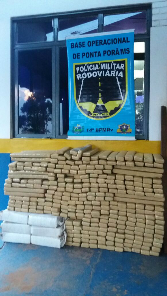 Os entorpecentes estavam sendo transportados envolvidos em fita adesiva - Foto: Divulgação/PMR