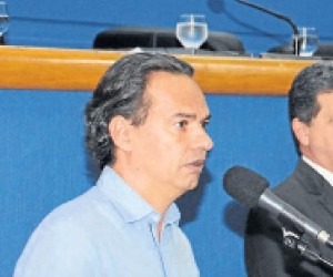 Município não tem dinheiro para instar ponto nas unidades de saúde, diz Prefeito Marcos Trad falou sobre ação do MPE ontem, na Câmara Municipal, ao lado do vereador João Rocha - Gerson Oliveira