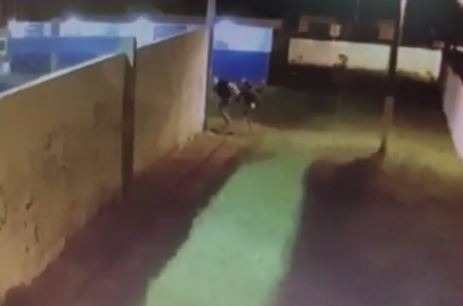 Aluno esfaqueia diretor em escola e câmeras flagram tudo Aluno esfaqueia diretor em escola e câmeras flagram tudo