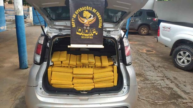 Após perseguição, homem capota e é preso com 300 kg de maconha Após perseguição, homem capota e é preso com 300 kg de maconha