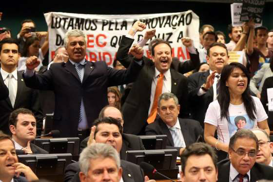CJ APROVA PEC QUE REDUZ MAIORIDADE PENAL DE 18 PARA 16 ANOS
Deputados de partidos favoráveis à redução da maioridade penal comemoram o resultado da votação 