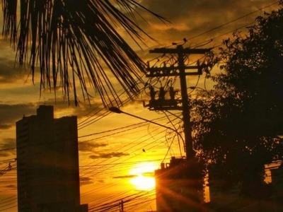 Mesmo entre nuvens, o sol em Campo Grande começa a dar as caras nas primeiras horas do dia (Foto: André Bittar)
