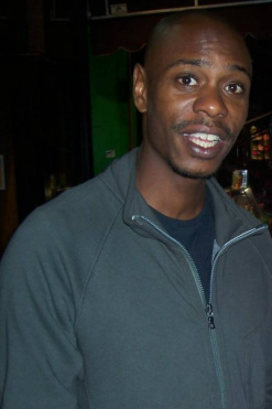 Homem é preso por jogar casca de banana em humorista negro nos EUA Dave Chappelle Foto: Reprodução
