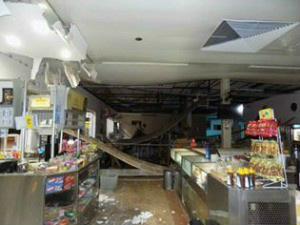 Explosão em caixas eletrônicos também danificou
restaurante (Foto: Diego Oliveira/ Cenário MS)
