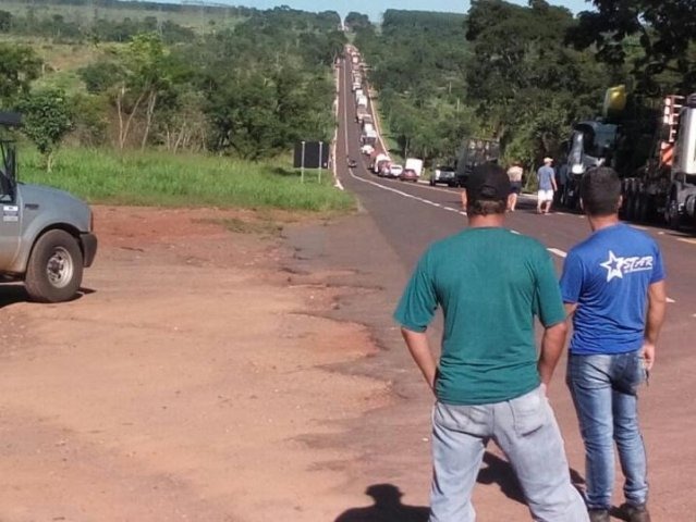 Manifestantes liberam BR-262 e 267 depois de bloqueio pela manhã Bloqueio na BR-262 (Foto: Valdir Montserrat Spindola)