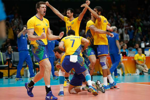 Sob gritos de "o campeão voltou", Brasil entra mais agressivo em quadra Rio de Janeiro - Seleção brasileira masculina de vôlei vence a França por 3 sets a 1 no Maracanãzinho e vai às quartas-de-final ( Fernando Frazão/Agência Brasil)Fernando Frazão/Agência Brasil