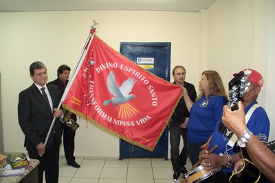 Câmara Municipal recebe visita da bandeira do Divino Espírito Santo