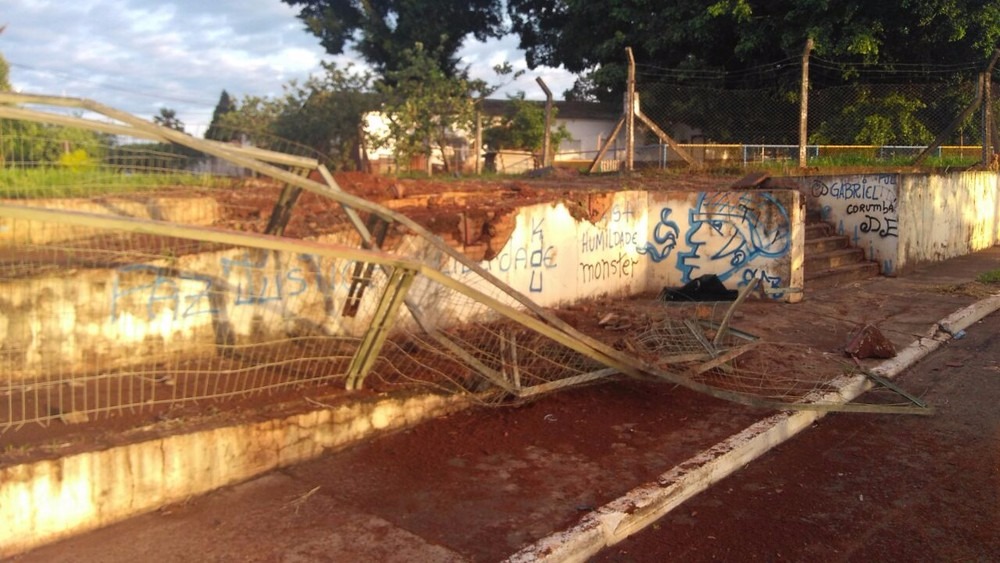 Carro roubado bateu em muro e cerca, no final de rua, em Campo Grande (Foto: Osvaldo Nóbrega)