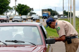 Começa amanhã Operação Semana Santa da Polícia Rodoviária Federal Em rodovias de pista simples, a PRF vai restringir o horário de circulação de veículos de grandes dimensões, para aumentar a fluidez do trânsitoArquivo/Agência Brasil