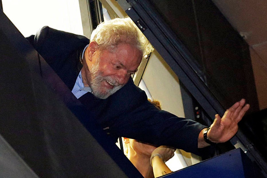 Termina prazo para Lula se apresentar à Polícia Federal em Curitiba O ex-presidente Lula ainda não se pronunciou sobre o que irá fazer. Ele tinha até as 17h desta sexta para se apresentar à Polícia Federal.