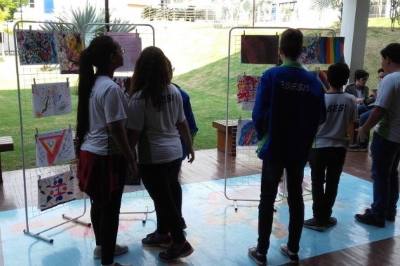 Alunos da Escola do Sesi da Capital fazem exposição de arte abstrata gestual
