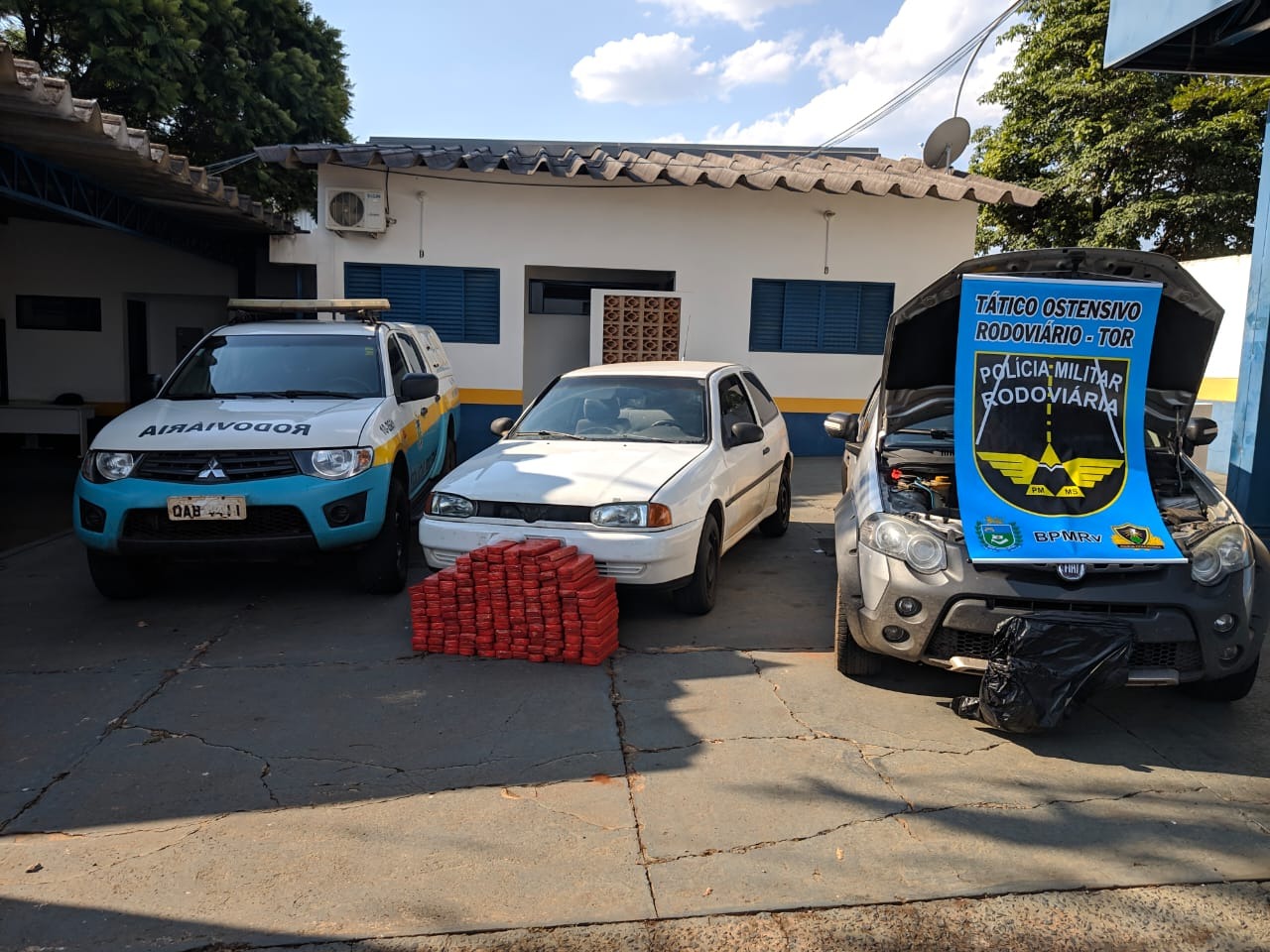 Trio é preso com mais de 100 quilos de maconha que seriam levadas para Cuiabá Trio é preso com mais de 100 quilos de maconha que seriam levadas para Cuiabá
