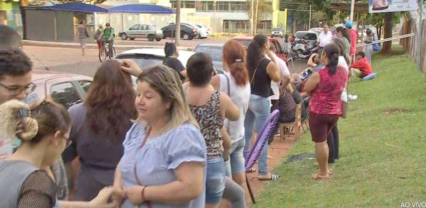 Fila na frente do CCZ em Campo Grande.