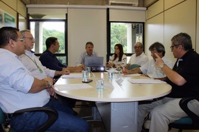 O secretário estadual de Desenvolvimento Econômico, Jaime Verruck, no centro da mesa, durante a 10ª reunião do Conselho Estadual de Investimentos Financiáveis pelo FCO (Foto: Semagro/Divulgação)
