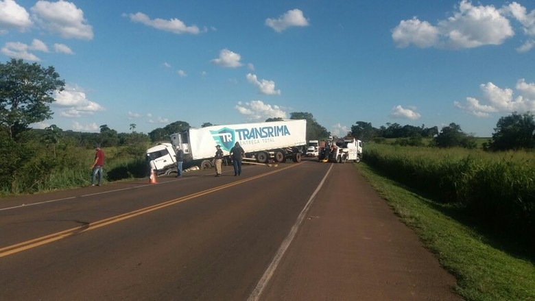 Caminhão fica atravessado e interdita BR-163 Caminhão fica atravessado e interdita BR-163