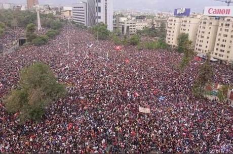 Manifestação no centro de Santiago reúne mais de 1 milhão de pessoas Protesto no Chile reúne mais de 800 mil pessoas
Reprodução/ Twitter