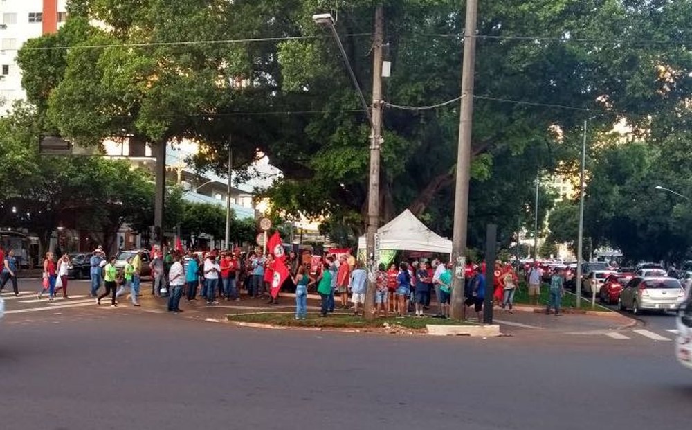 Manifestantes fazem atos em MS após ordem de prisão contra Lula Manifestantes reunidos em ato pró-Lula no centro de Campo Grande (Foto: Rodrigo Grando)