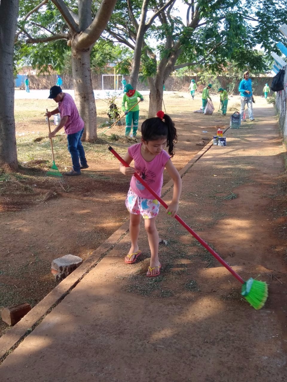 População fica ansiosa para receber 1ª academia ao ar livre no Bairro Santa Emília As crianças ficaram entusiasmadas com a novidade, A Julinha ajudou quis ajudar os servidores da Prefeitura na limpeza final. (Foto: Reprodução - WhatsApp)