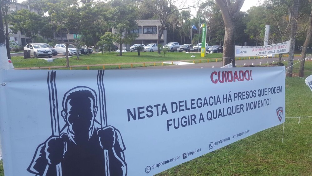 Policiais civis cobram melhores condições de trabalho (Foto: Edmar Mello)