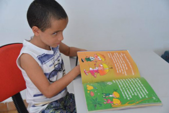 Crianças com deficiência visual têm acesso a clássicos da literatura infantil Depois de ler Robin Hood, Luiz Eduardo pegou emprestado o livro João e Maria em uma biblioteca de Brasília que recebeu exemplares da coleçãoAntonio Cruz/ Agência Brasil