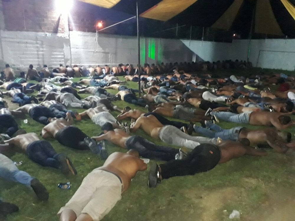Polícia Civil prende 80 suspeitos em operação contra milícia no RJ Mais de 80 suspeitos de integrar grupo de milicianos são presos em operação na Zona Oeste do Rio (Foto: Divulgação)