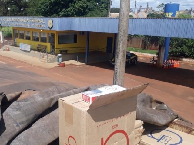 PRF apreende caminhão com 50 mil pacotes de cigarros contrabandeados na BR-163 PRF apreende caminhão com 50 mil pacotes de cigarros contrabandeados na BR-163