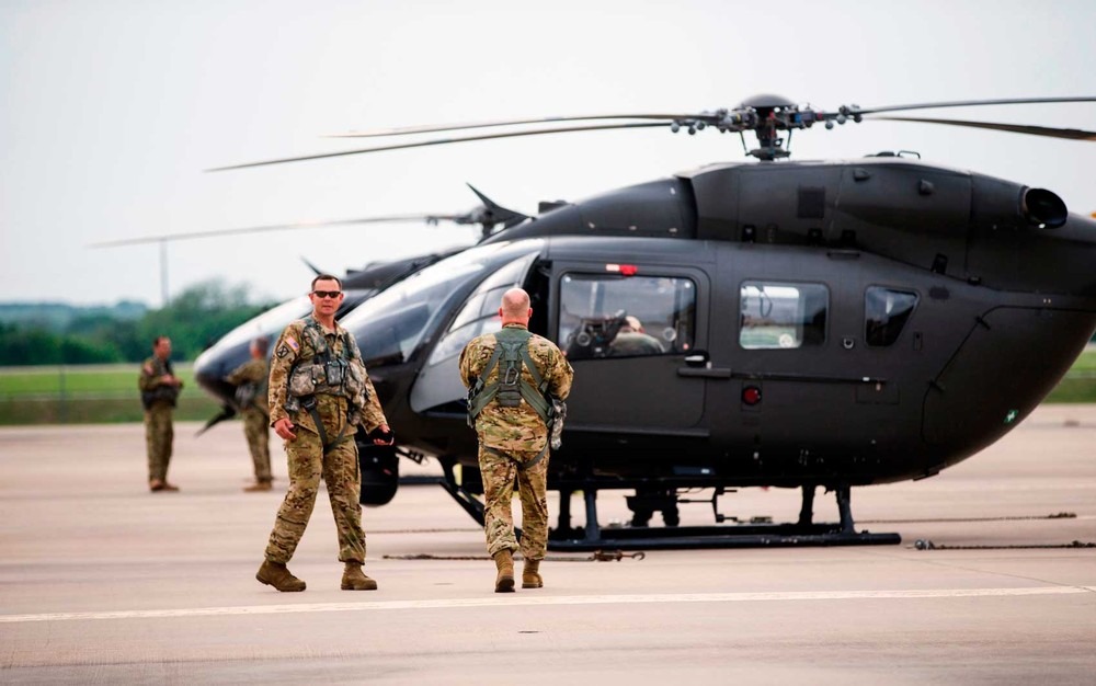 Helicópteros UH-72 Lakota se preparam para decolar no Centro de Reserva de Forças Armadas no aeroporto internacional de Austin-Bergstrom, Austin, Texas (Foto: Amanda Voisard / Austin American-Statesman / via AP Photo)