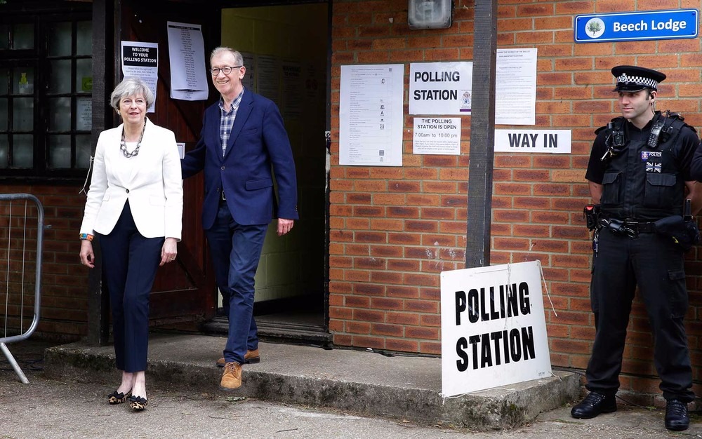 A primeira-ministra Theresa May e seu marido, Philip, após votarem nas eleições gerais em Maidenhead, na Inglaterra (Foto: Alastair Grant / AP Photo)