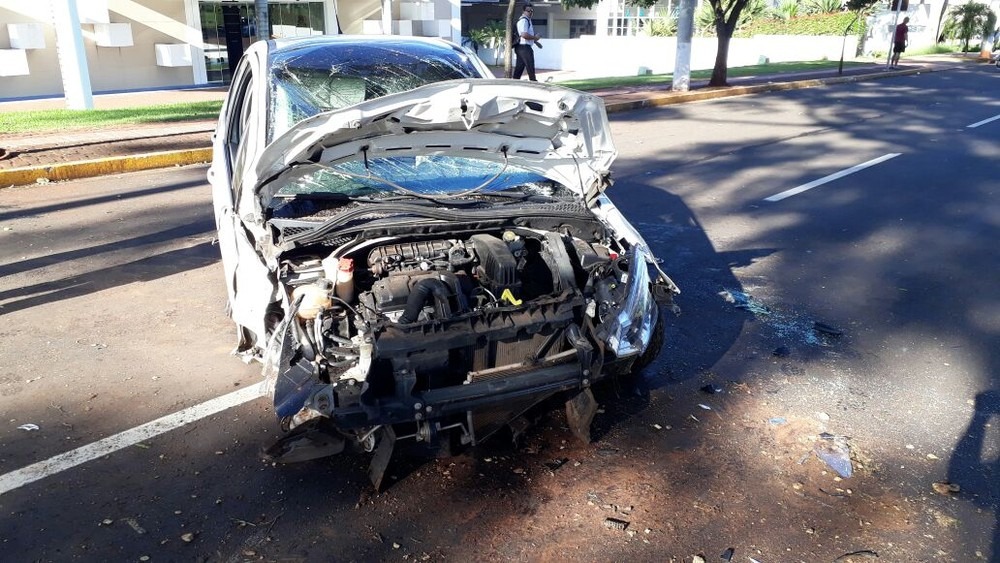 Motorista fica ferido após bater em outro carro e em uma árvore Carro estaria em alta velocidade e atigiu veículo que saída do estacionamento (Foto: Evellyn Souza)