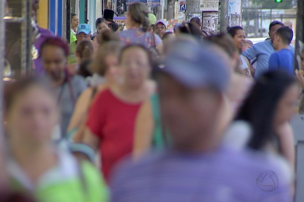 Pessoas caminhando pelo centro da cidade (Foto: Reprodução0