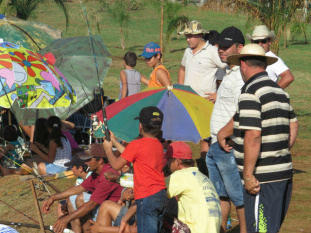 Pais levaram seus filhos para a festa na tarde de quinta-feira - Foto: Rodrigo Bossolani