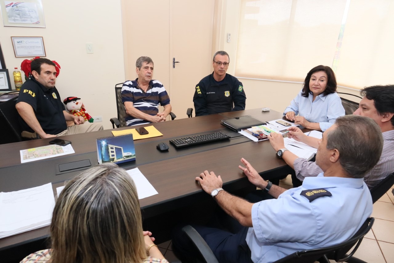 Prefeitura libera área para construção da Delegacia de Fronteira da PRF A prefeita Délia Razuk recebe o inspetor chefe da delegacia de Dourados da PRF Waldir Brasil, para iniciar tratativas da cessão de área pública para a construção da Delegacia de Fronteira. A.Frota/Assecom