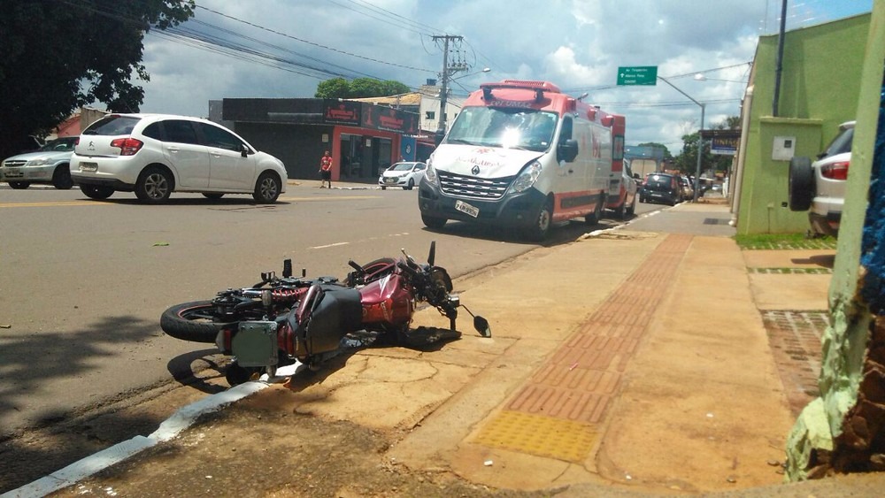 Moto ficou caída após bater em ambulância do Samu, em Campo Grande (Foto: Osvaldo Nóbrega)