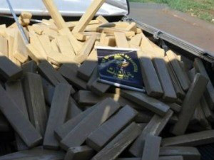 Droga estava acondicionada na carroceria de caminhonete (Foto: Robertinho / Maracaju Speed)