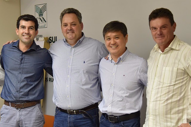 Atual presidente, Christiano Bortolotto, acompanhado do presidente eleito, Juliano Schmaedecke, e dos ex-presidentes da entidade: Mauricio Saito e Almir Dalpasquale - Foto: Ellen Albuquerque - Famasul