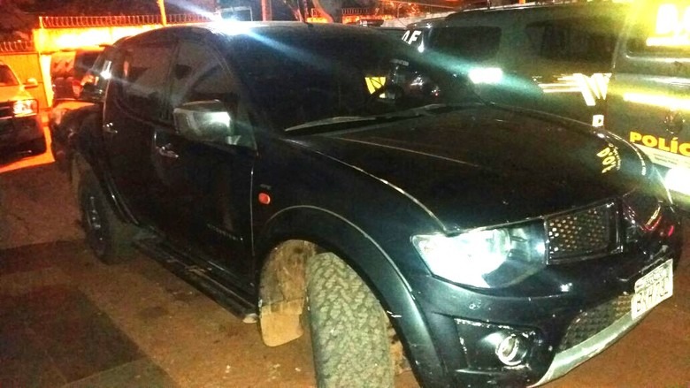 Caminhonete furtada é recuperada e ladrões fogem Caminhonete furtada é recuperada e ladrões fogem