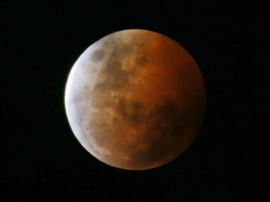 'Lua de sangue' é vista de Gosford, no norte de Sidney, na Austrália, em outubro (Foto: Jason Reed/Reuters)