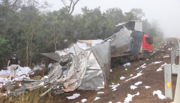Bebê sofre traumatismo craniano em acidente entre caminhões Bebê sofre traumatismo craniano em acidente entre caminhões