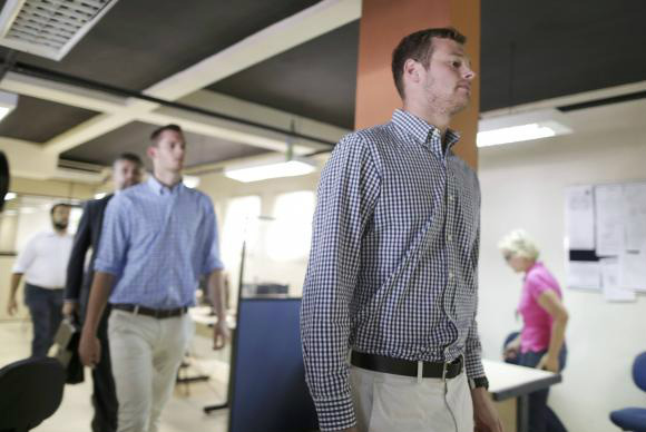 Nadadores americanos Jack Conger e Gunnar Bentz comparecem à delegacia depois de terem sido impedidos de embarcar em um voo para os Estados UnidosReuters/Ueslei Marcelino/Direitos Reservados