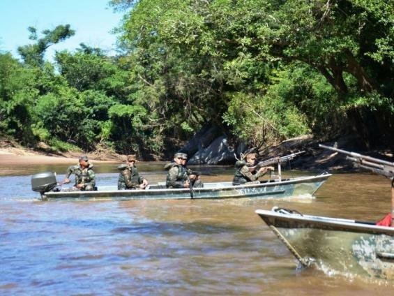 Três paraguaios e um brasileiro são presos por caça na fronteira Fiscalização preventiva no rio APA ocorreu durante a operação Ágata. (Foto: Divulgação/PMA)