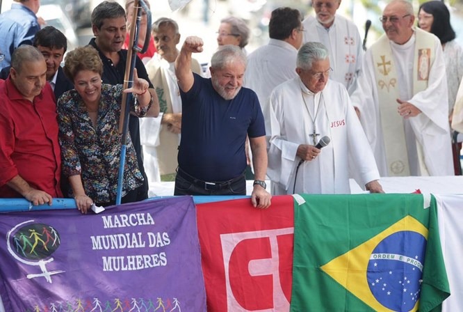 Lula vai almoçar com família antes de se entregar à Polícia Federal Lula vai almoçar com família antes de se entregar à Polícia Federal