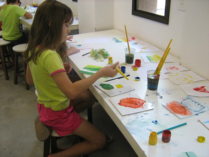 Museu de arte oferece oficinas de empapelamento para crianças