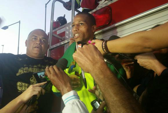 Ouro no boxe, Robson Conceição é recebido com festa e mocotó em Salvador Com a medalha de ouro nas mãos, o campeão olímpico Robson Conceição dá entrevista na chegada a Salvador Sayonara Moreno/Agência Brasil