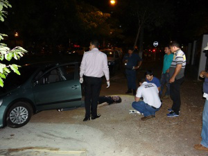 Rapaz teria diminuído a velocidade para realizar um retorno e levado o tiro (Foto: Osvaldo Duarte)