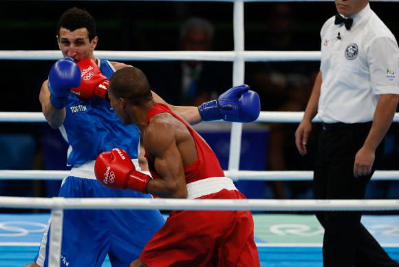 Ouro no boxe, Robson Conceição é recebido com festa e mocotó em Salvador Robson Conceição durante a luta com o francês Sofiane Oumiha que o levou ao ouro na categoria peso ligeiro, até 60 quilos Fernando Frazão/Agência Brasil