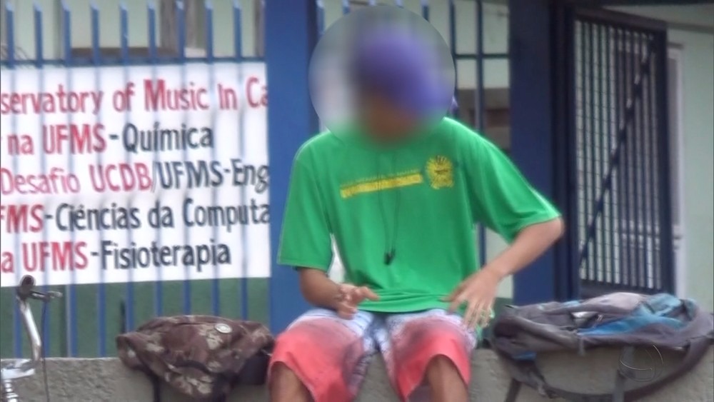 Aluno fuma tranquilamente na frente da escola em Campo Grande (Foto: Reprodução)