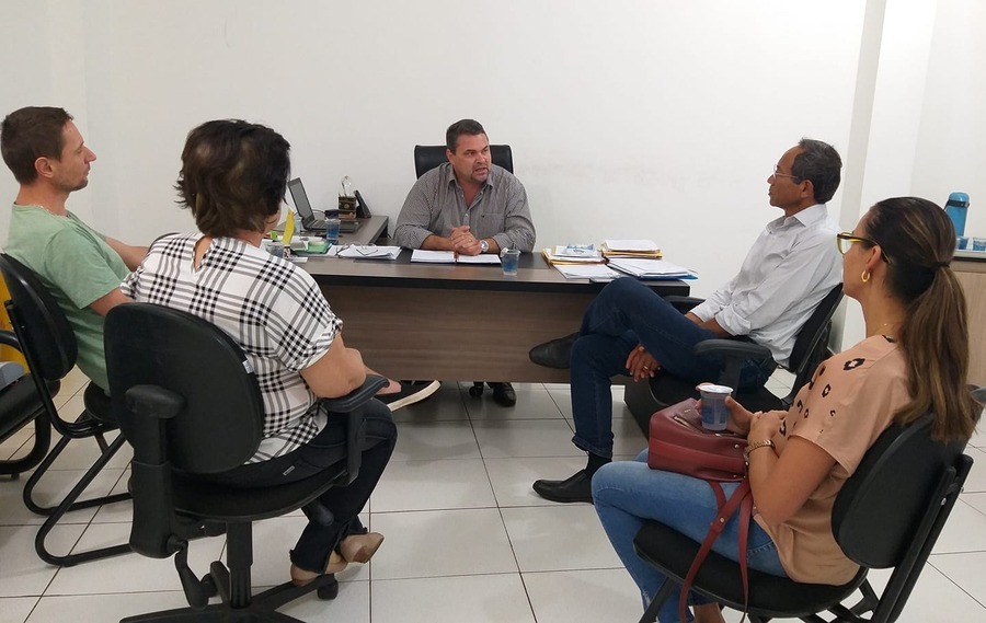 Revitalização do Parque Arnulpho terá tratamento de água em Dourados Elias Ishy durante reunião com diretor do Imam e comissão (Foto: Assessoria)